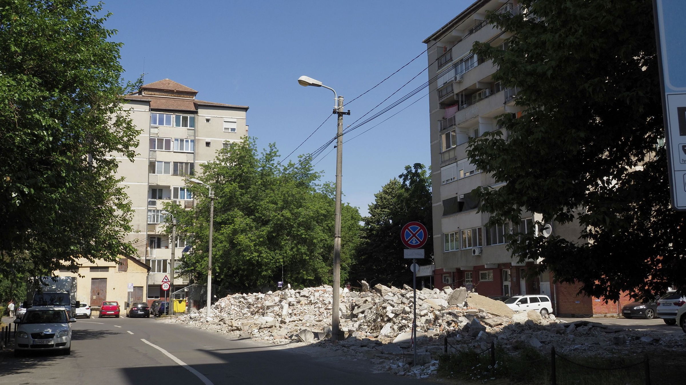 Bontják a garázsokat