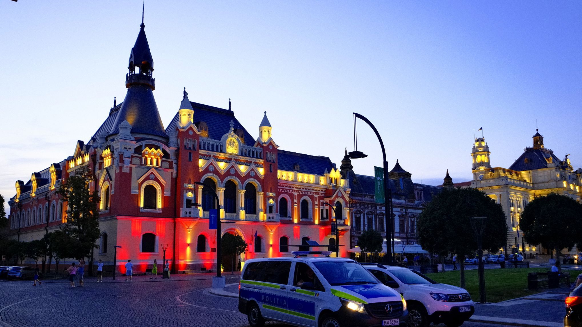 Piros színben pompázott a palota