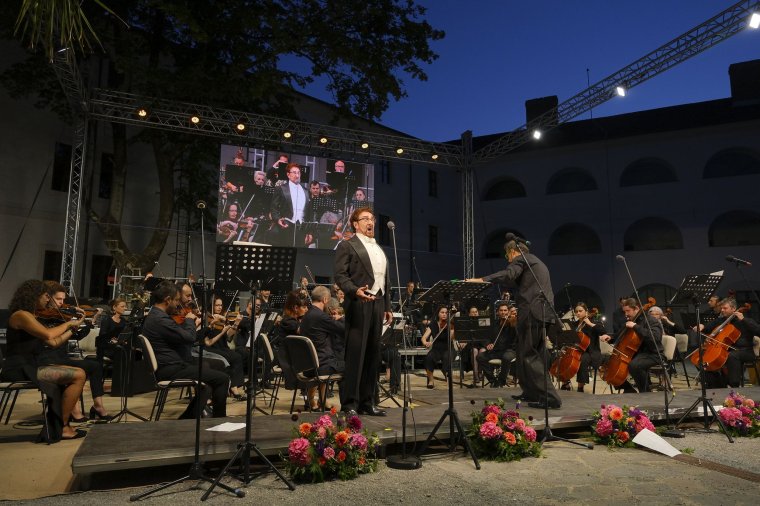 Tíz tenor hangjától zengett a várudvar