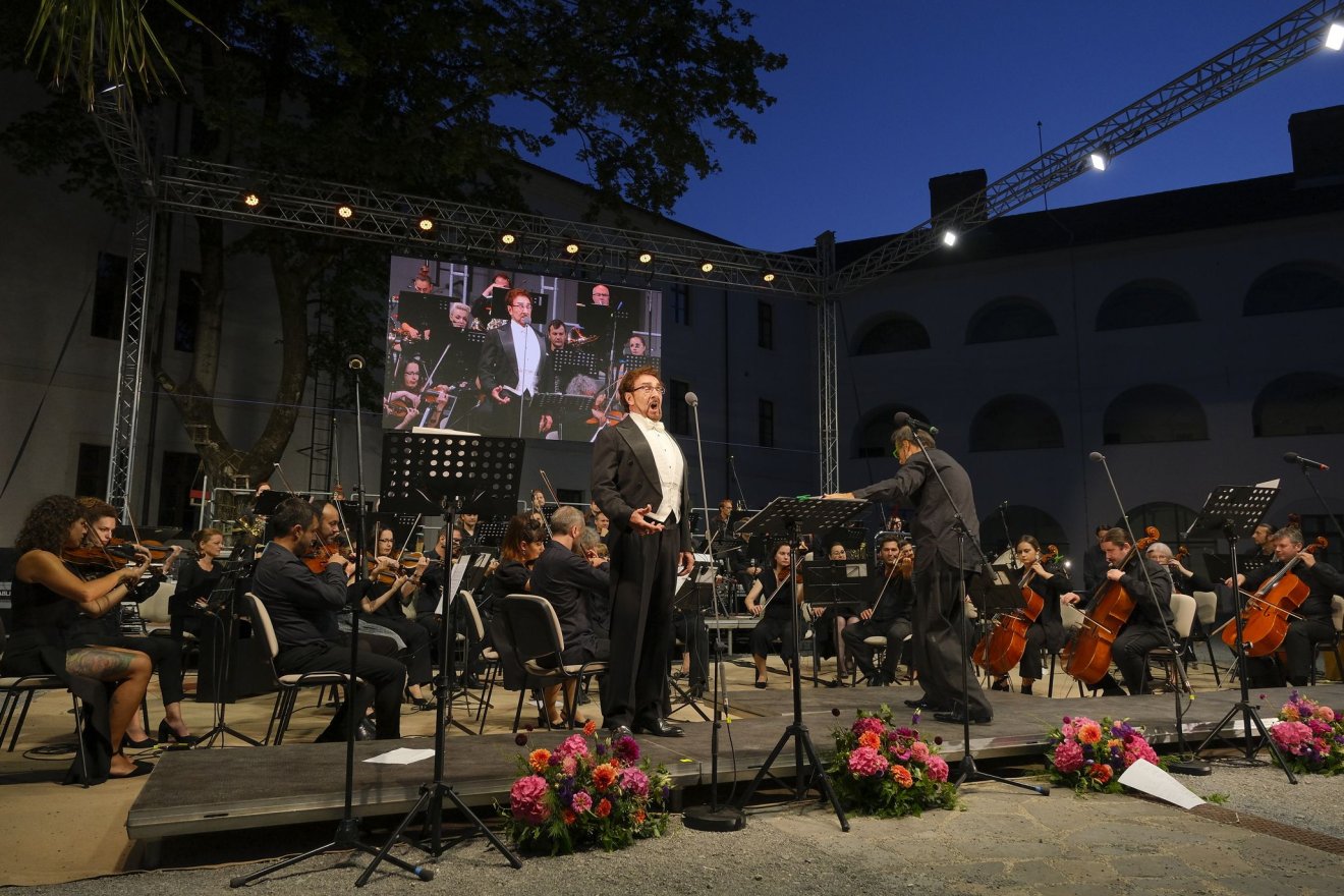 Tíz tenor hangjától zengett a várudvar