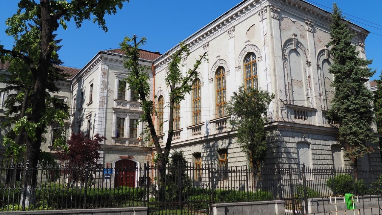 Iskolakezdés előtt az Eminescu főgimnáziumban