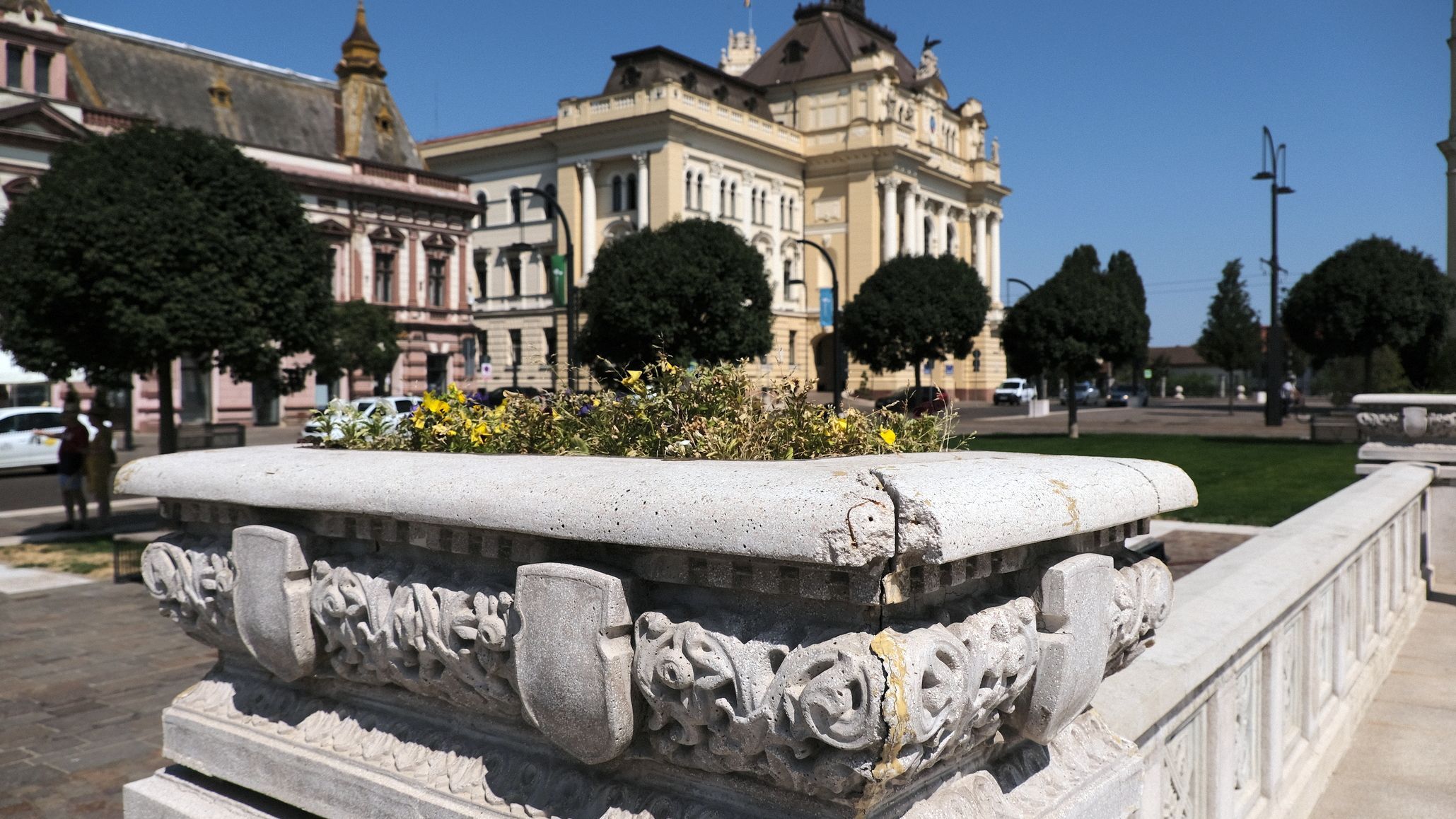 Egyre több a javítanivaló a váradi Szent László téren