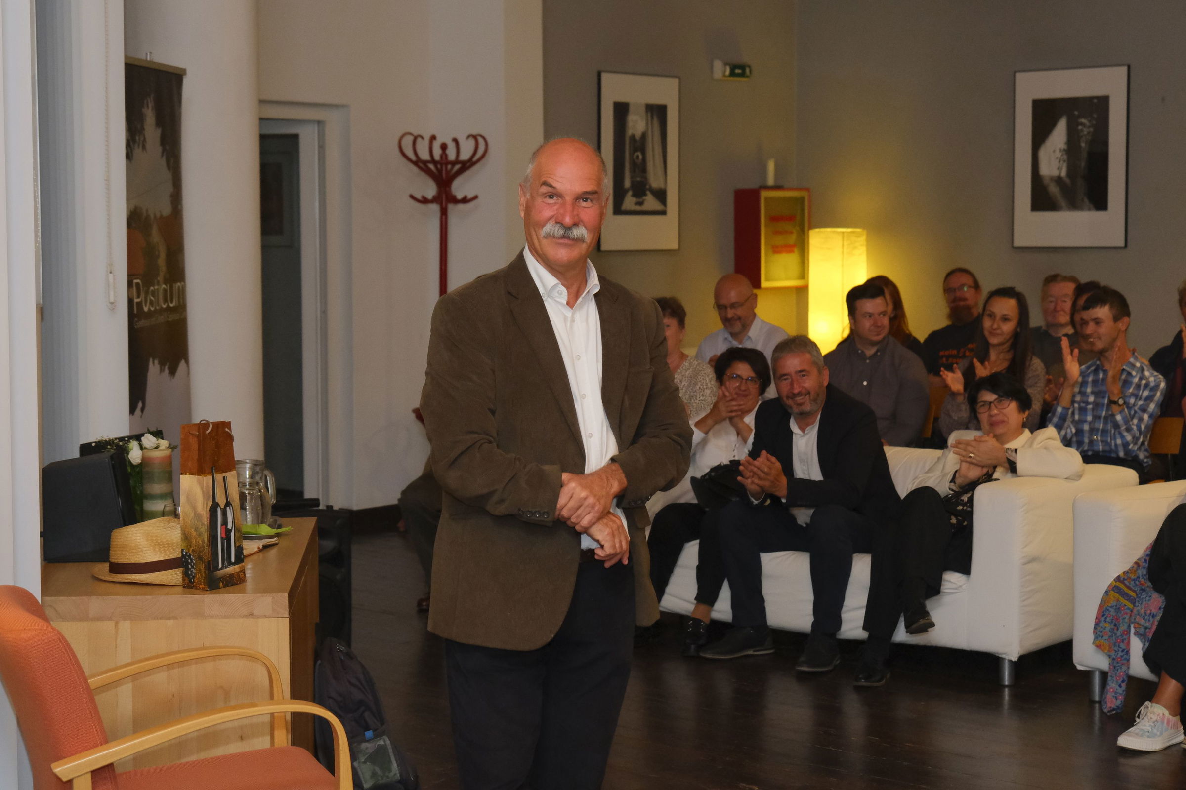 Új történetek a régi mesemondótól