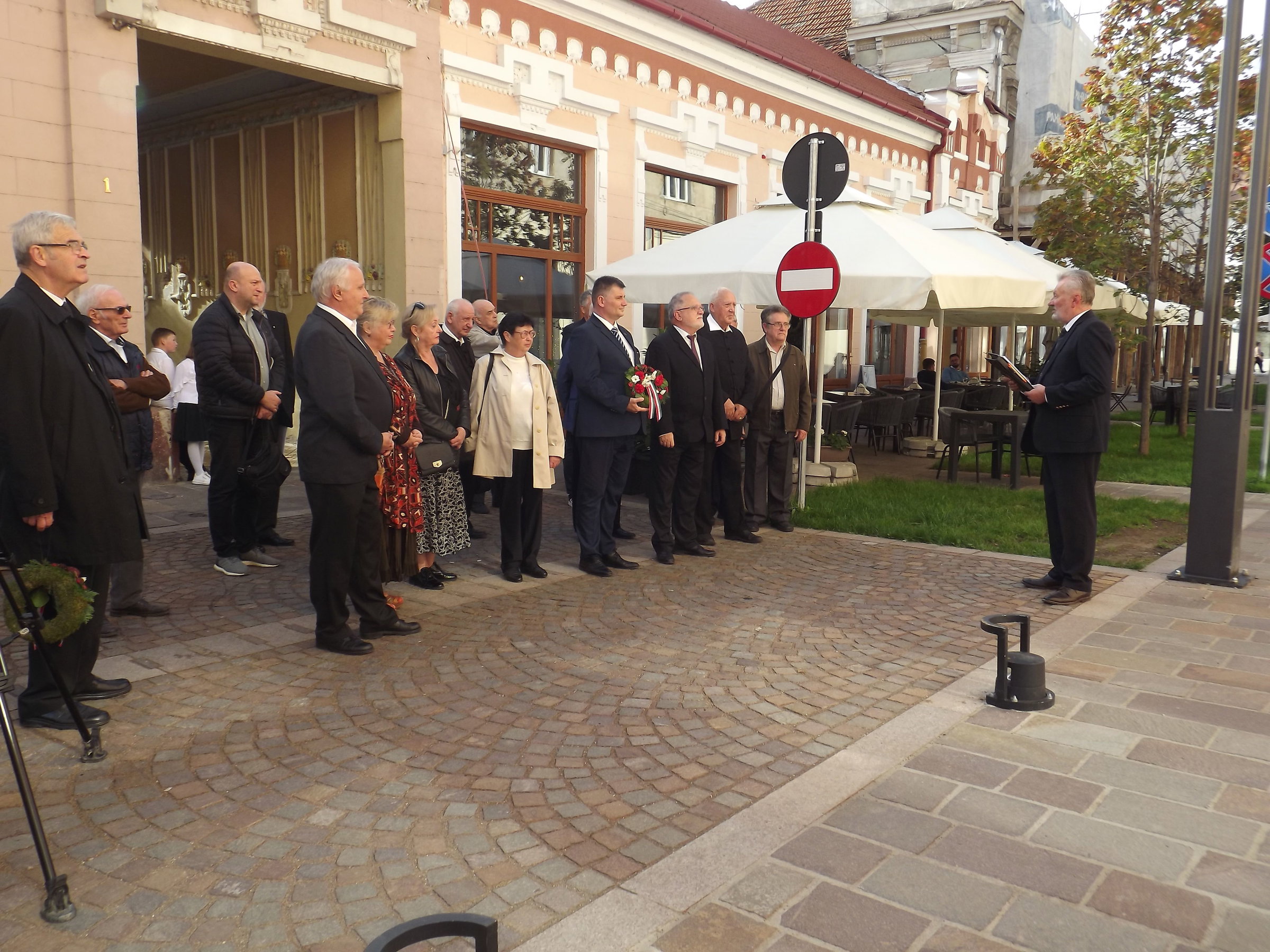 Koszorúzás Nagysándor József emléktáblájánál