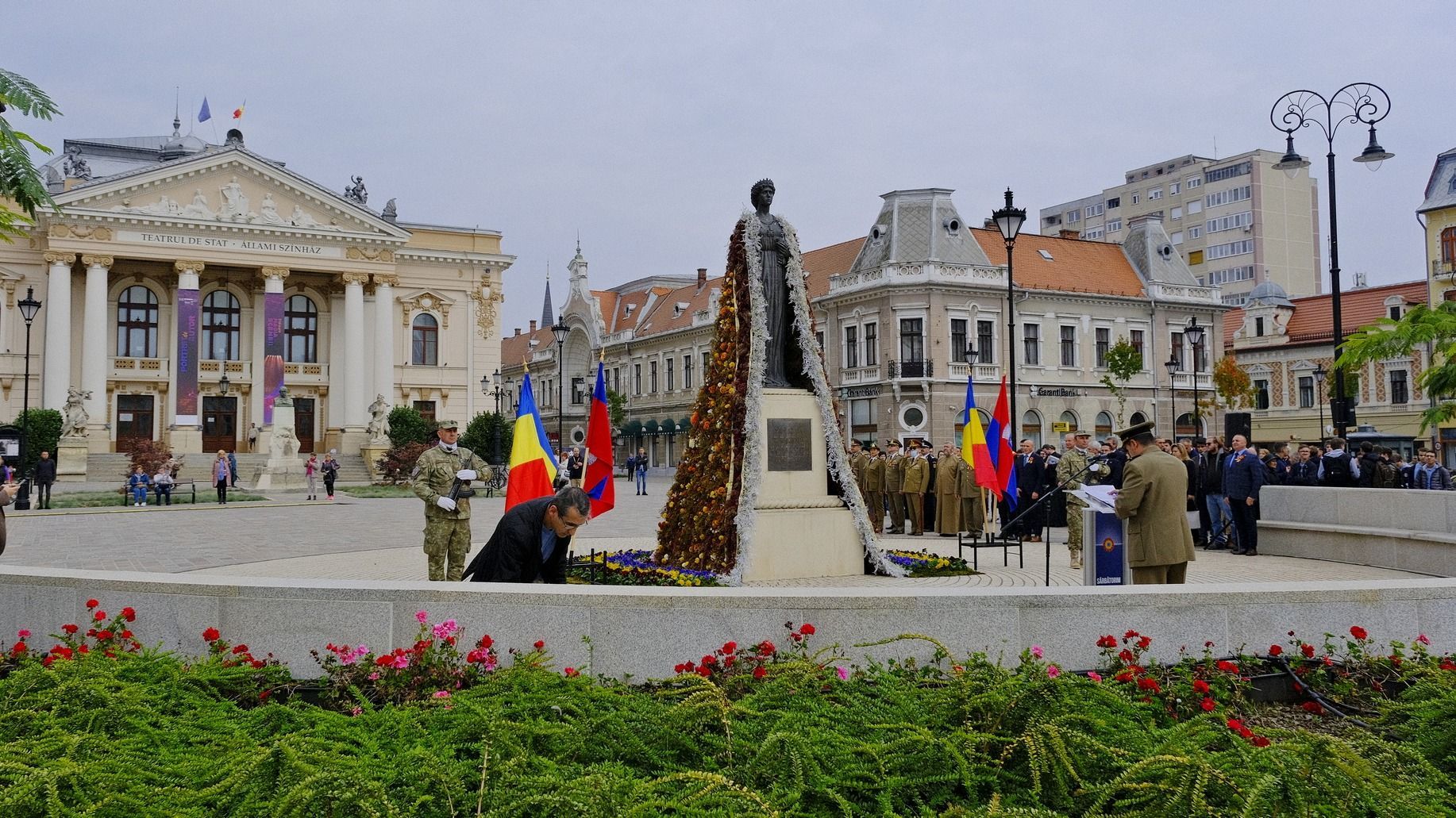 Virágköpeny a királynén