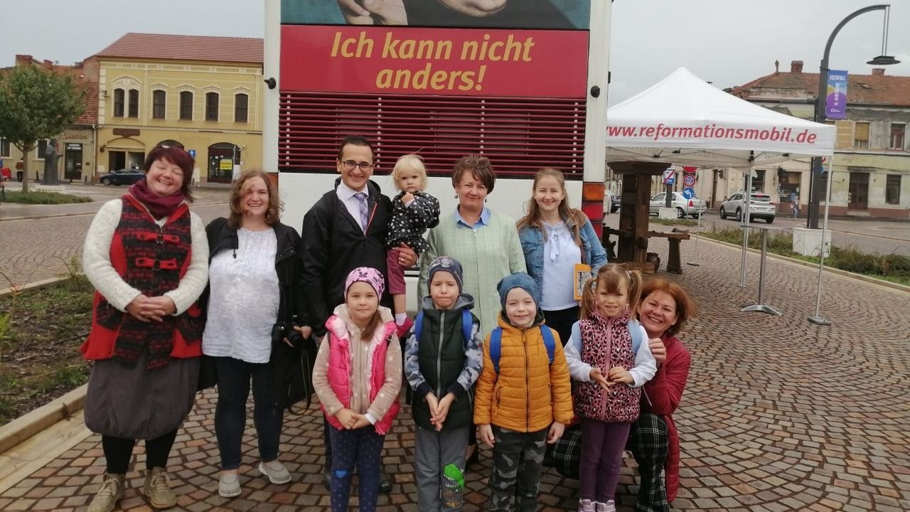Bibliabusz áll a nagyváradi Szent László téren