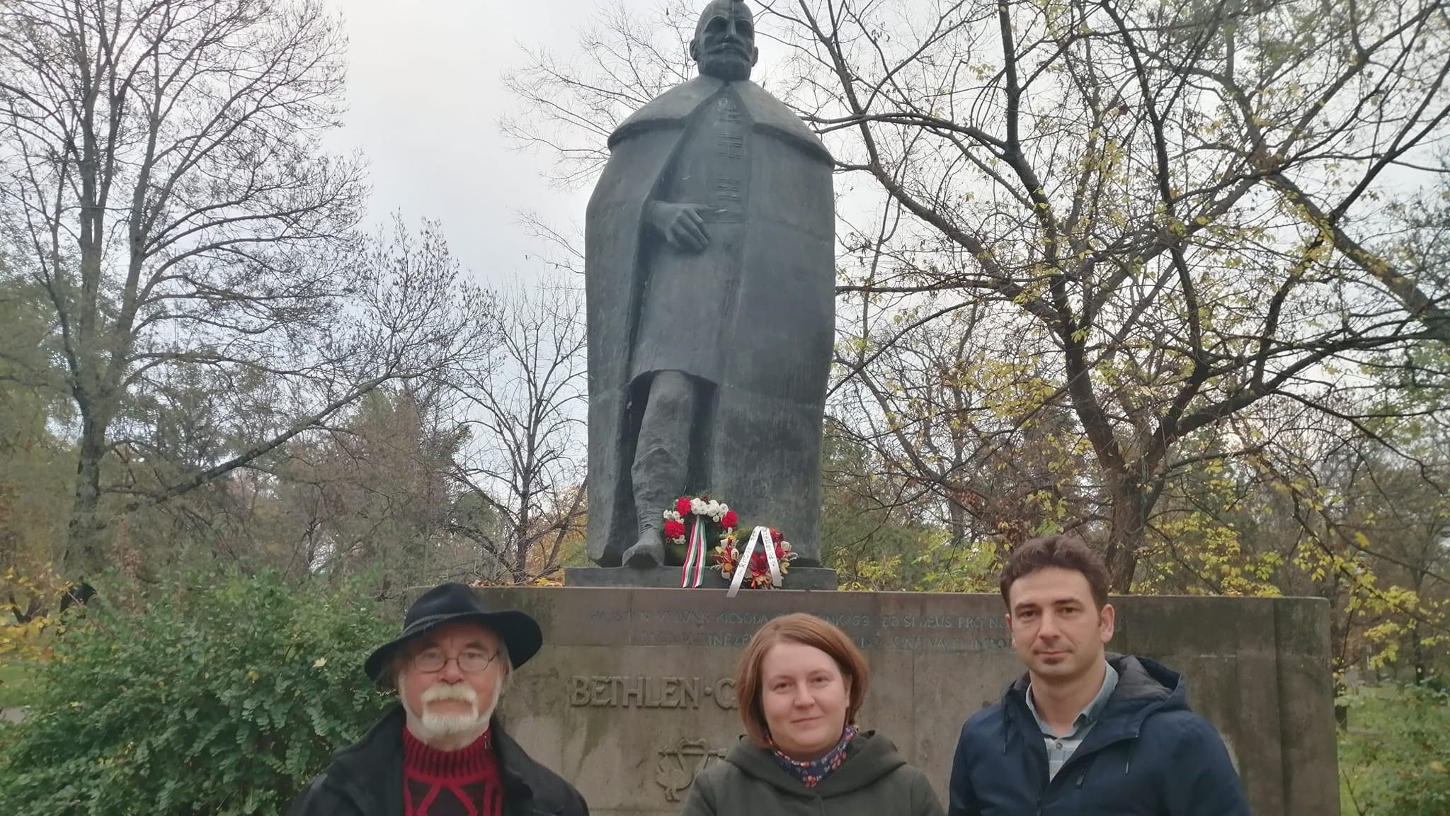 Koszorúzás Bethlen Gábor szobránál