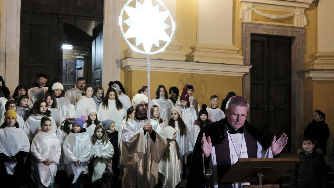 Fellobbant az első adventi láng a nagyváradi székesegyház előtt