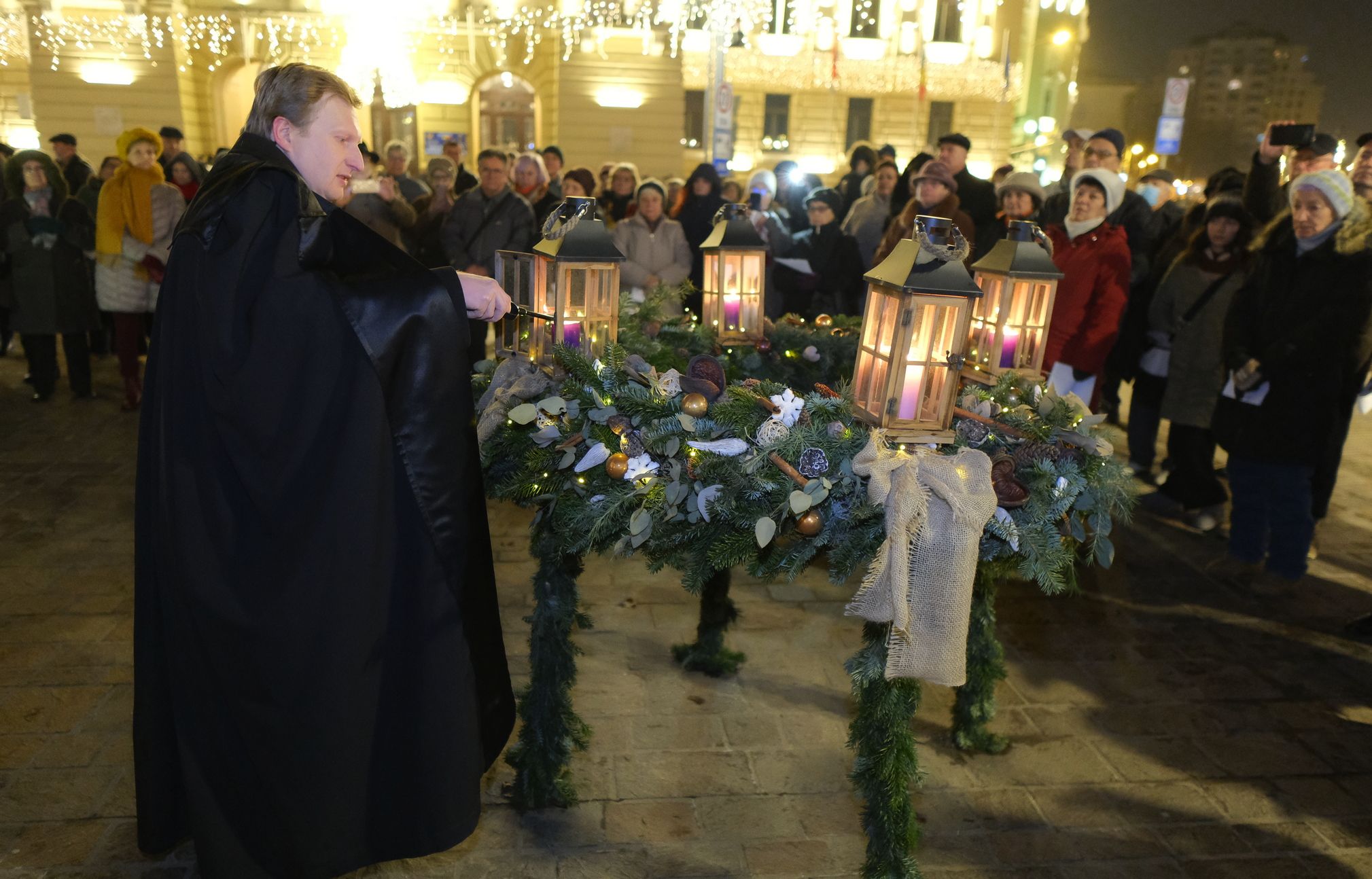 A negyedik gyertya is ég a nagyváradi Szent László téri adventi koszorún