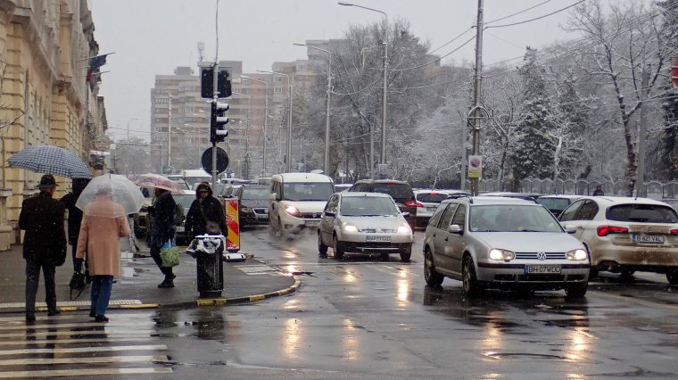 Tizenegy megyében havazás, hófúvás, az ország többi részén havas eső, eső várható