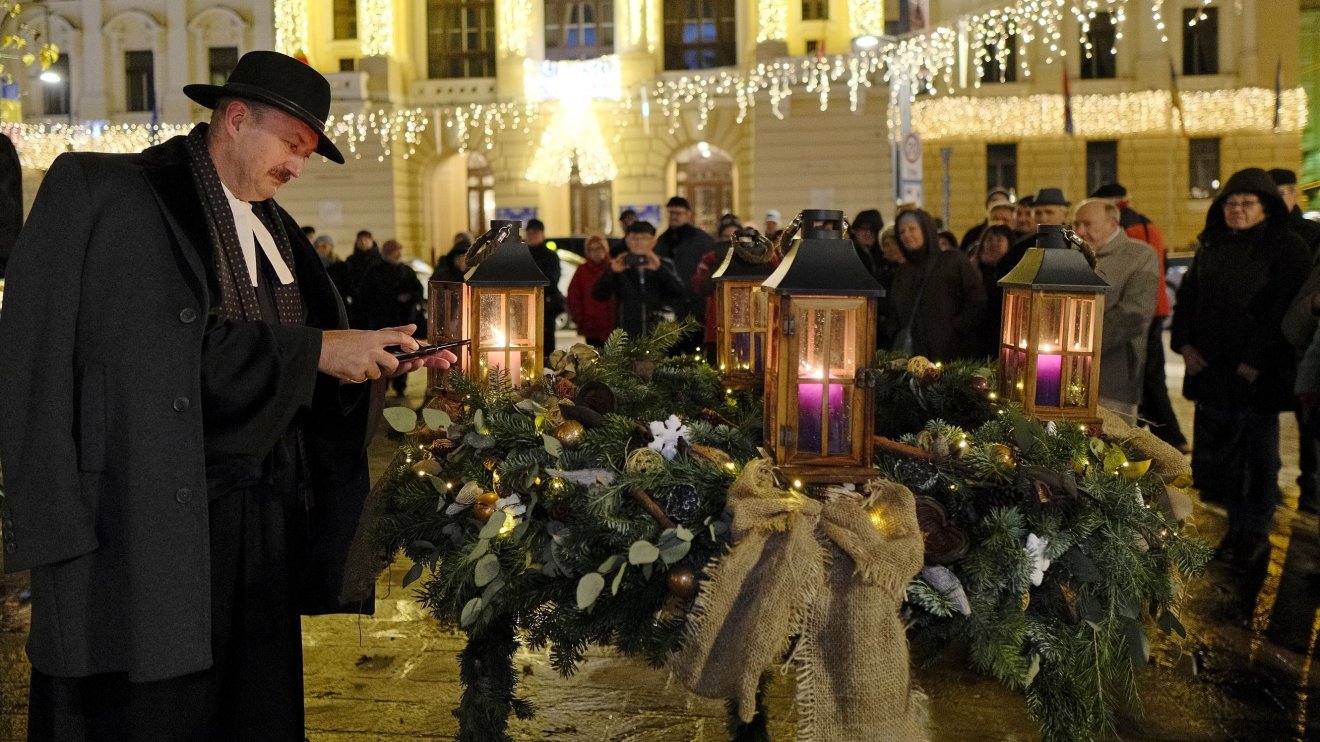 Meggyújtották a harmadik gyertyát is a Szent László téri adventi koszorún