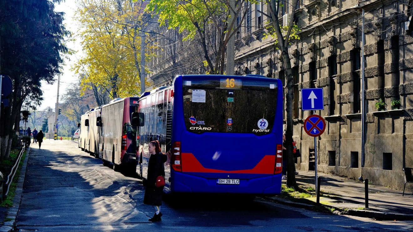 Ünnepi menetrend szerint járnak holnaptól a buszok, villamosok