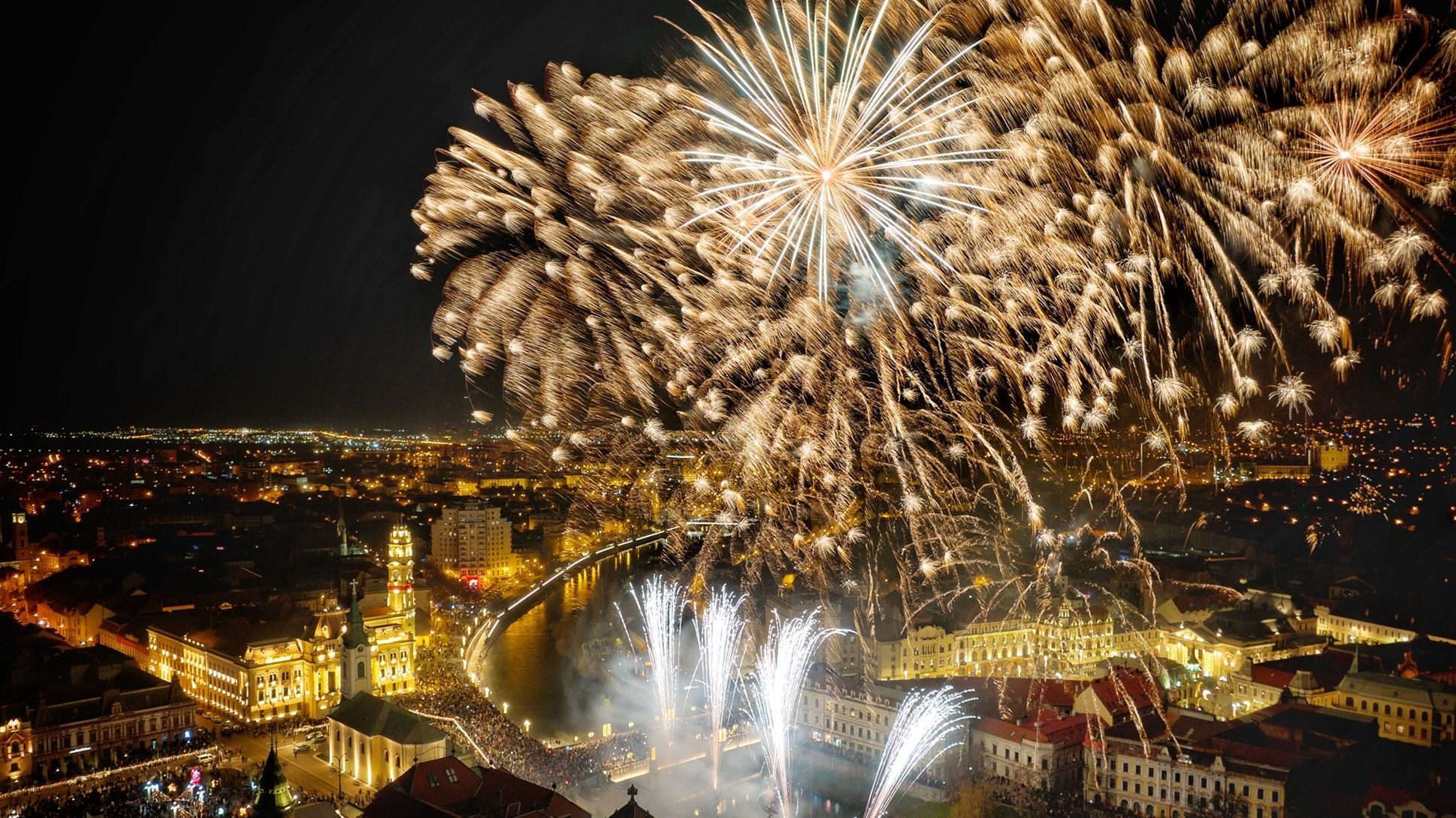 Több ezren szilvesztereztek a váradi Szent László téren