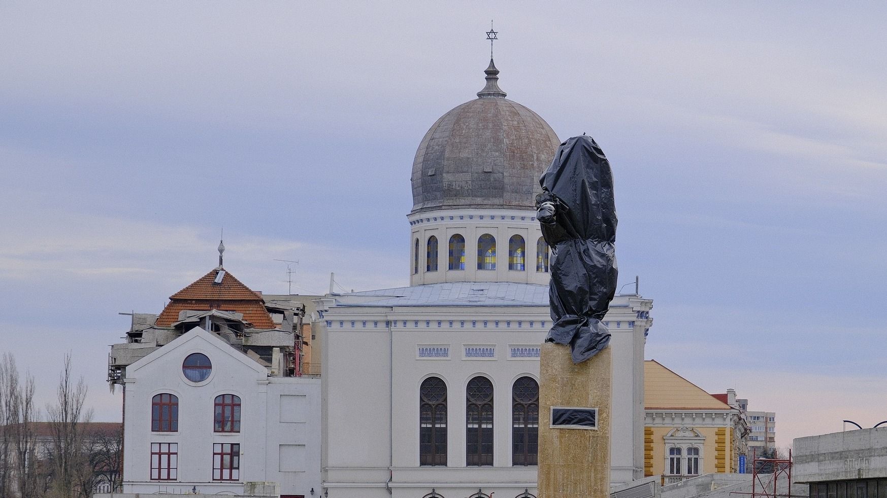 ,,Becsomagolt" szobor