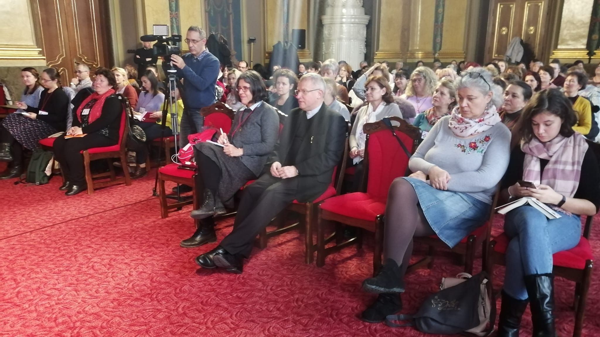 Uzsalyné Pécsi Rita neveléskutató tartott előadásokat a püspöki palotában