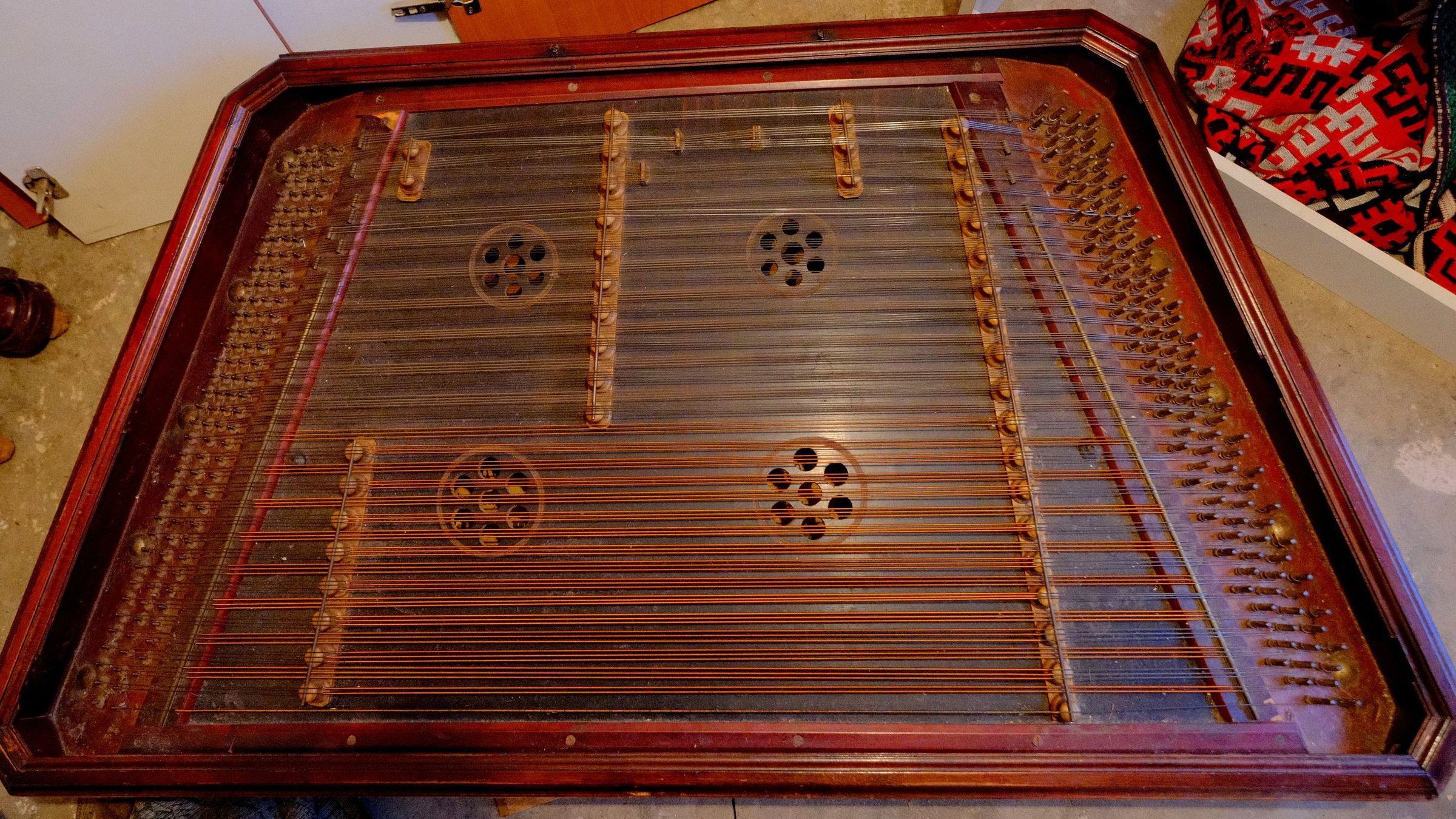 Cimbalom az egykori magyar világból