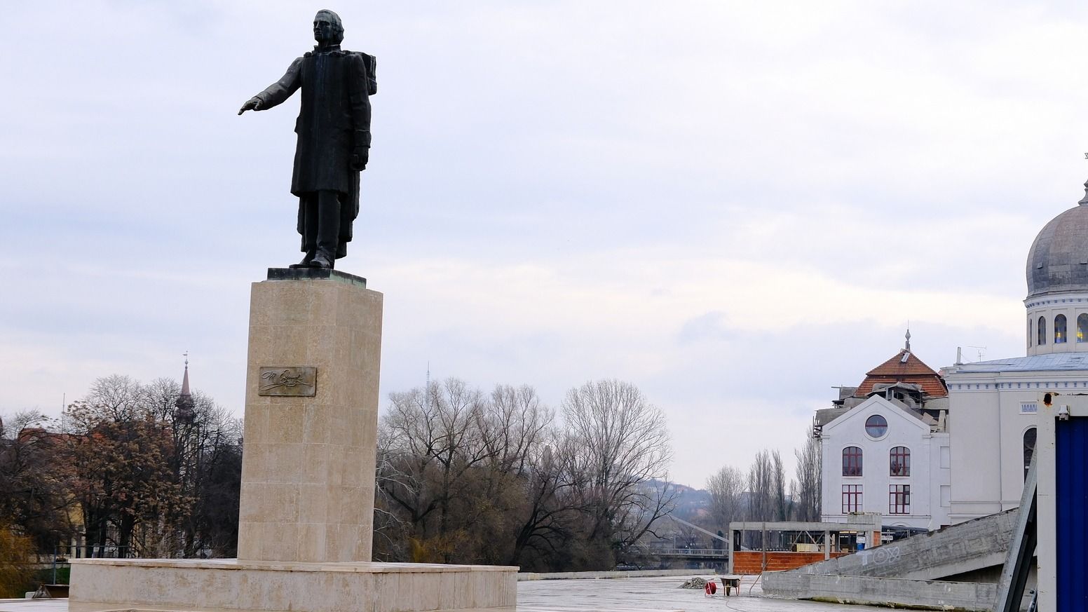 Megtisztítják az Eminescu-szobrot