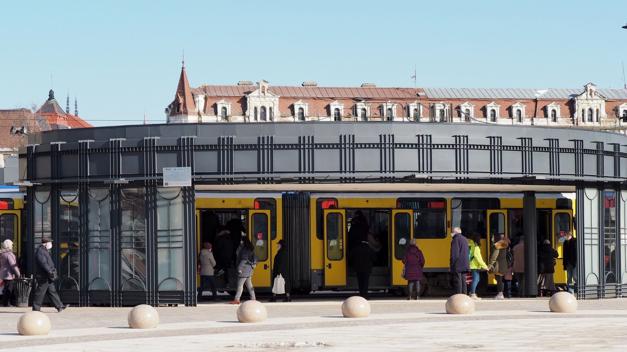 „Zöld fallal” takarják el a rút megállót