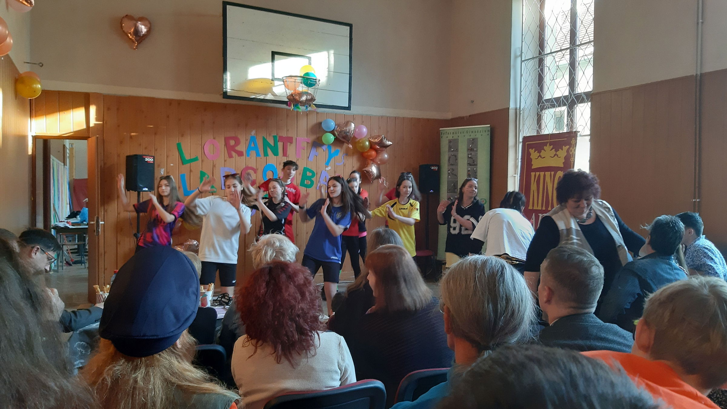 Móka és kacagás a Lorántffyban