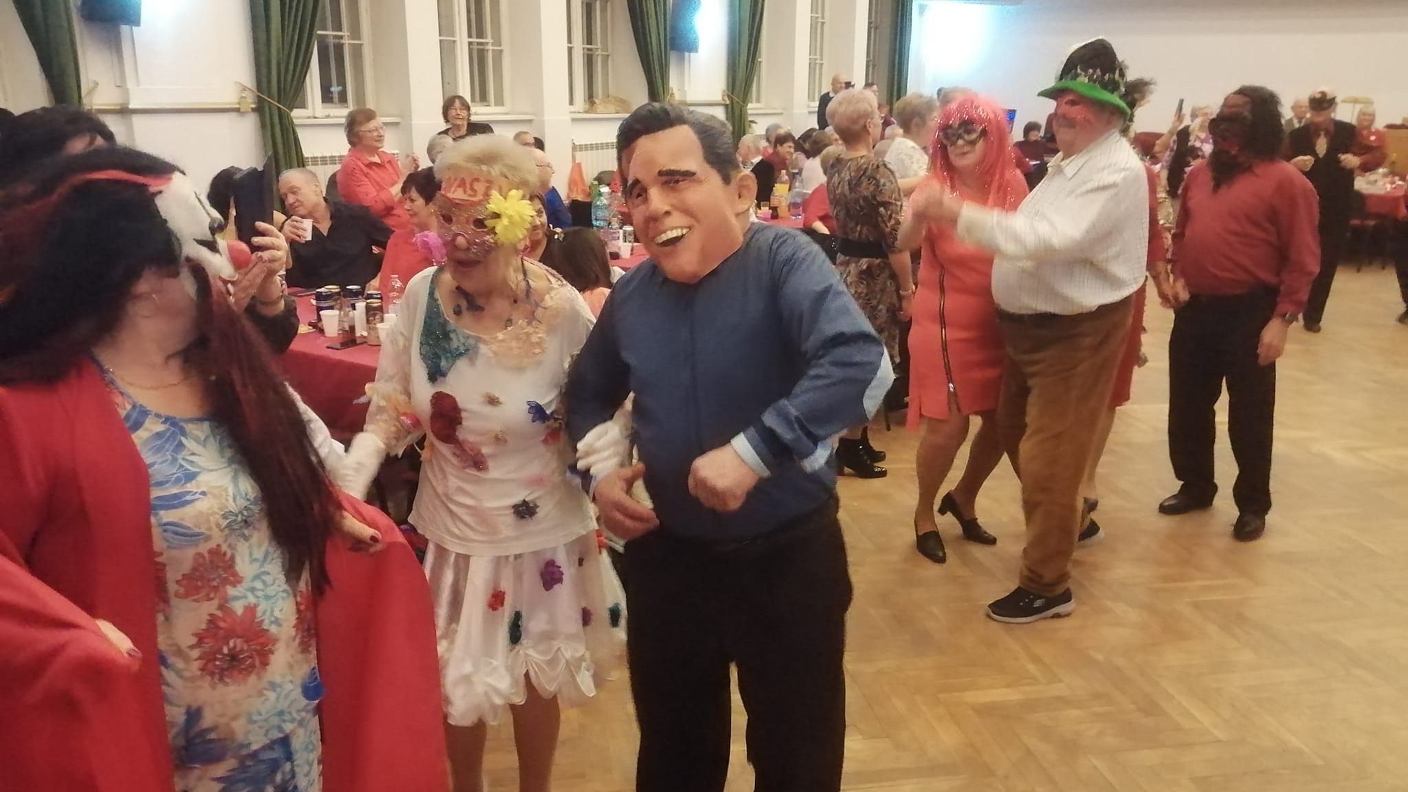 Tavaszváró tündér hódított a nyugdíjasbálon