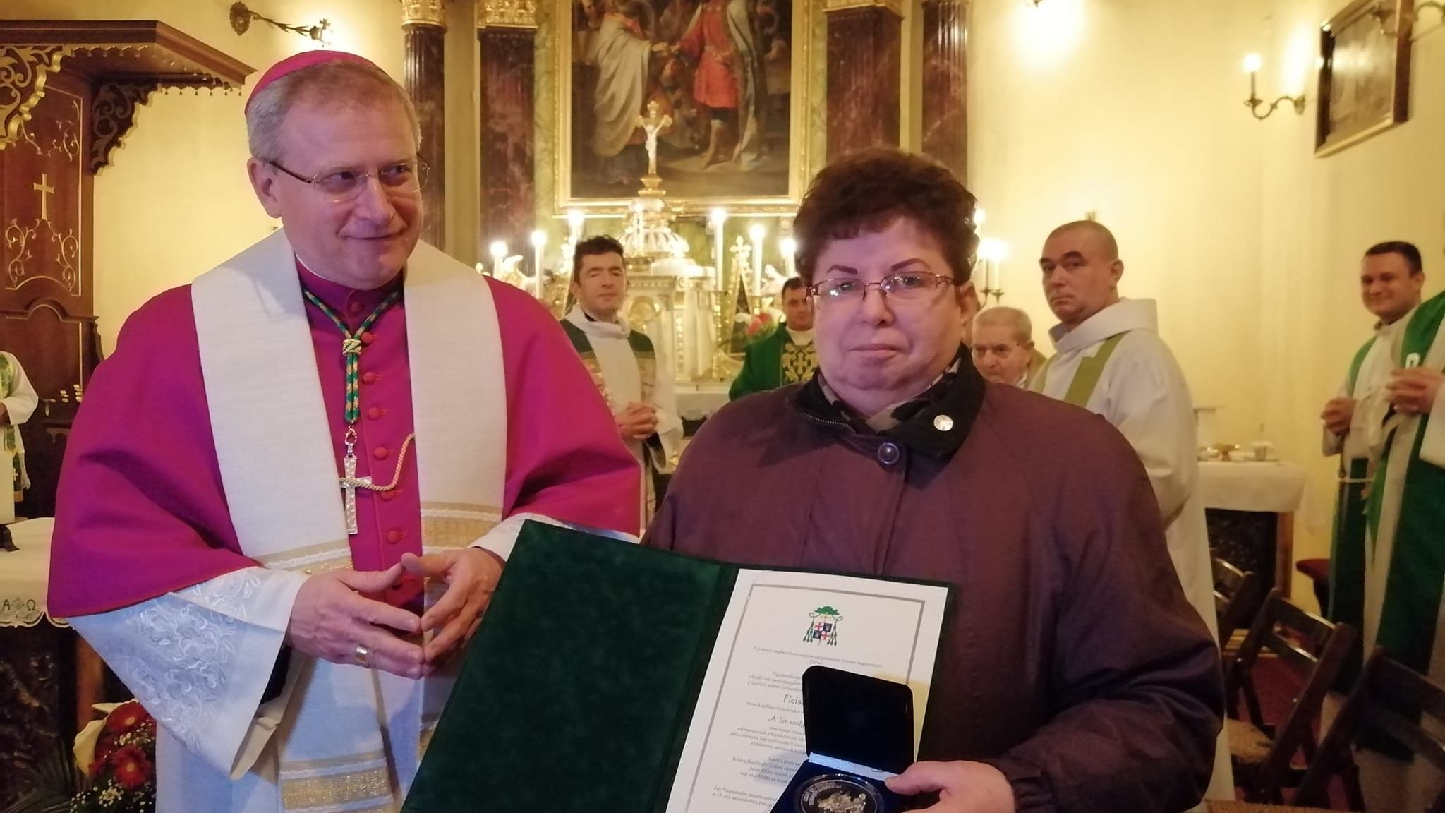 Fleisz Judit kapta A hit szolgálatában érdemérmet