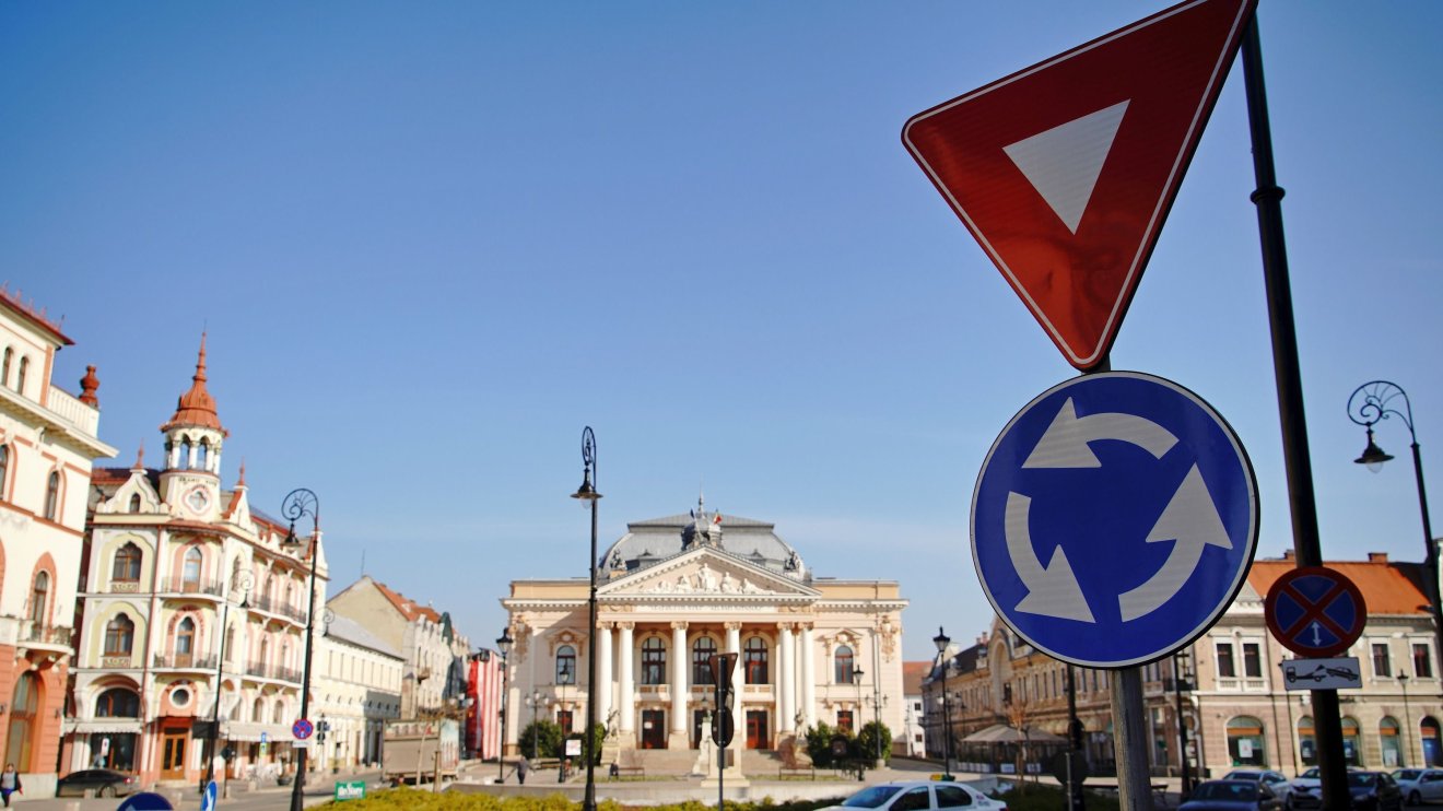 Közlekedés a körforgalomban: lényeges változás a romániai KRESZ-ben