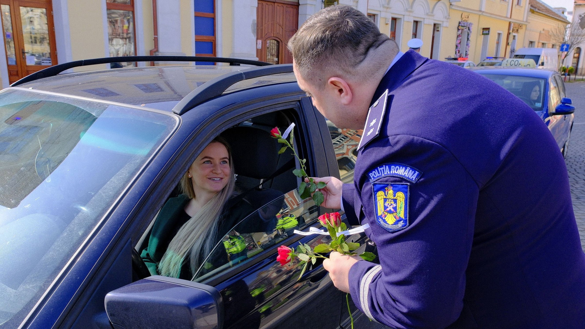 Virággal lepték meg a női autósokat a rendőrök