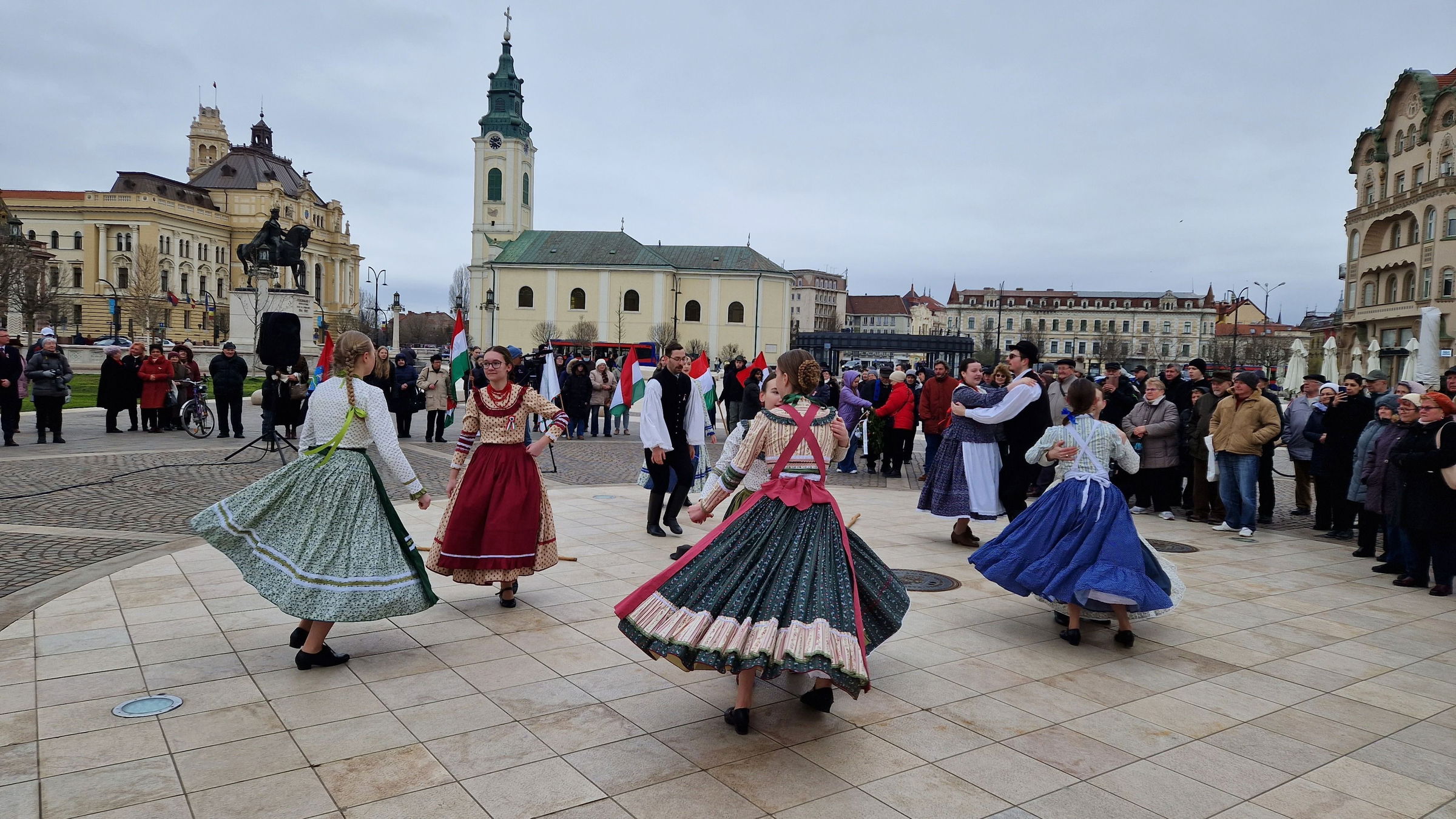 Szabadságunkat három irányból fenyegetik