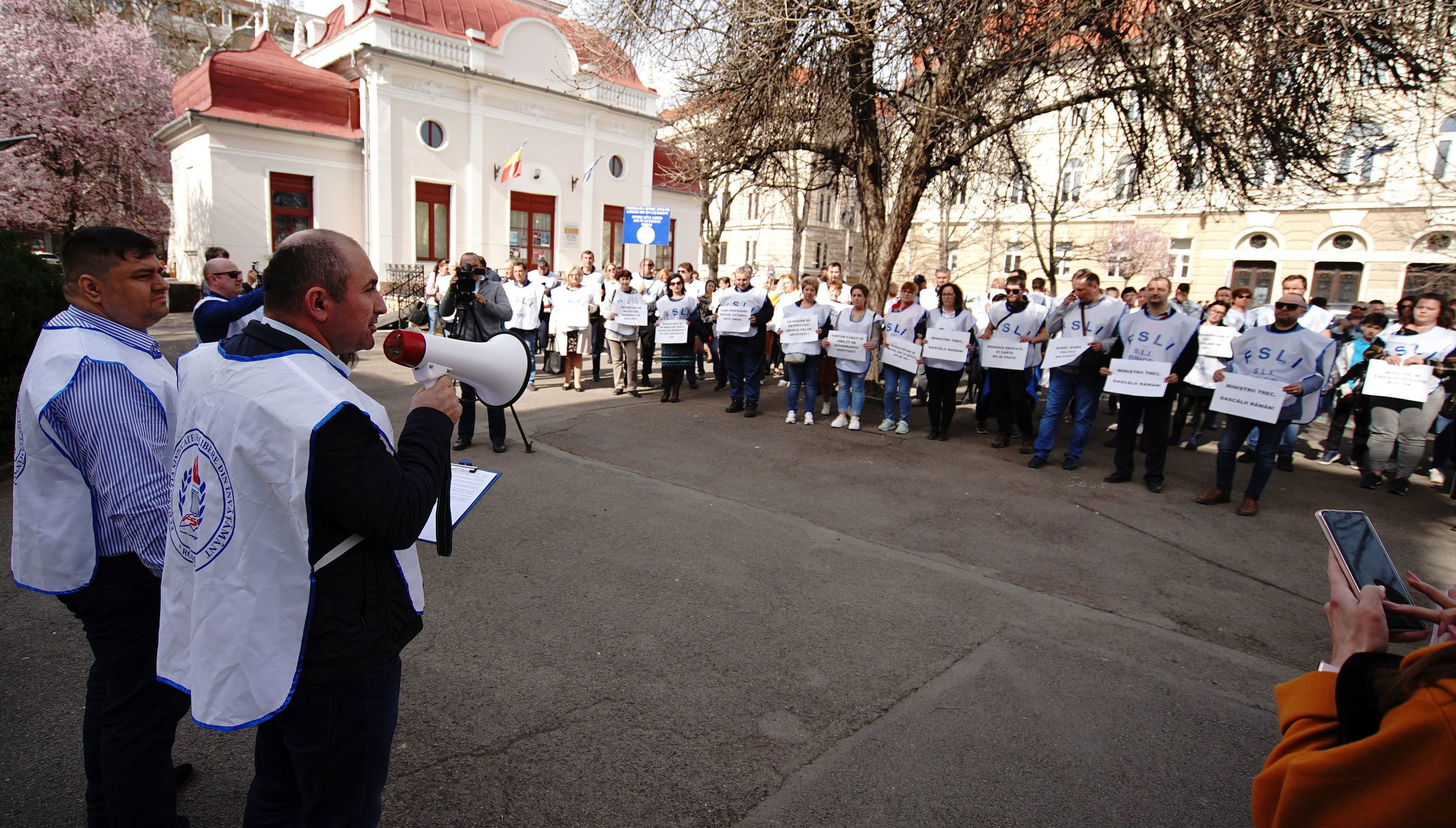 Tüntettek a tanügyisek
