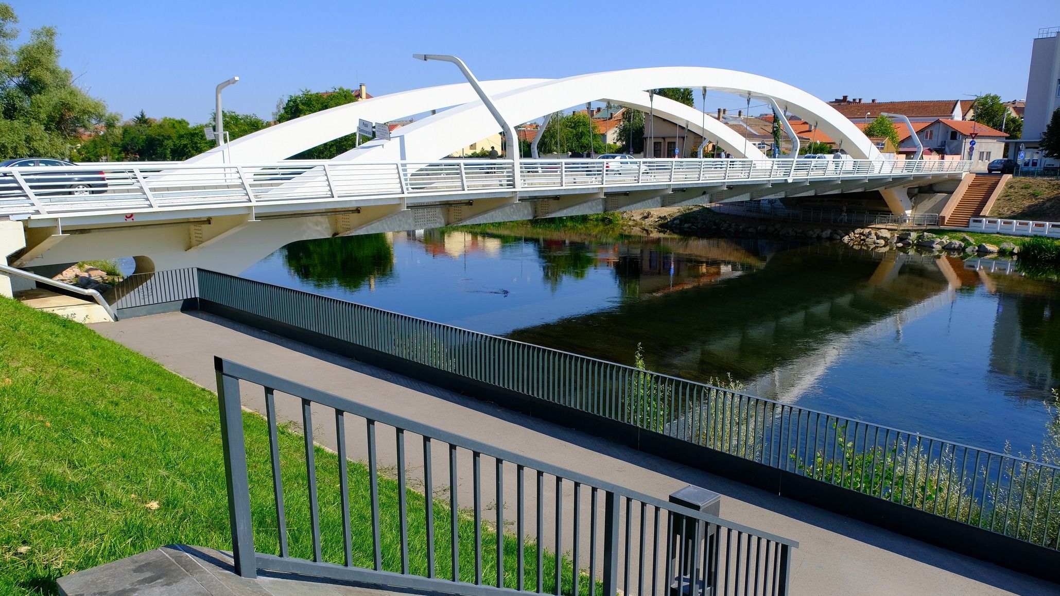 Bicikliút a Centenáriumi híd alatt