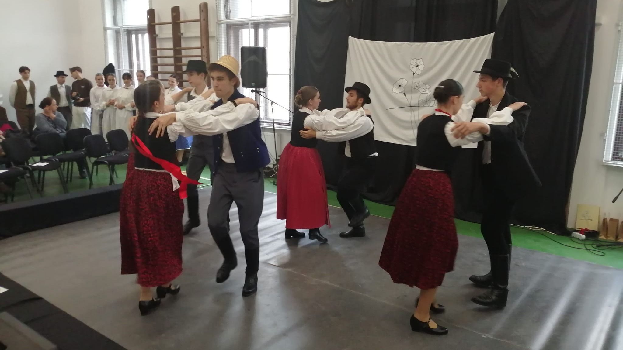 Holdvirág: nevet választott az Ady néptánccsoportja