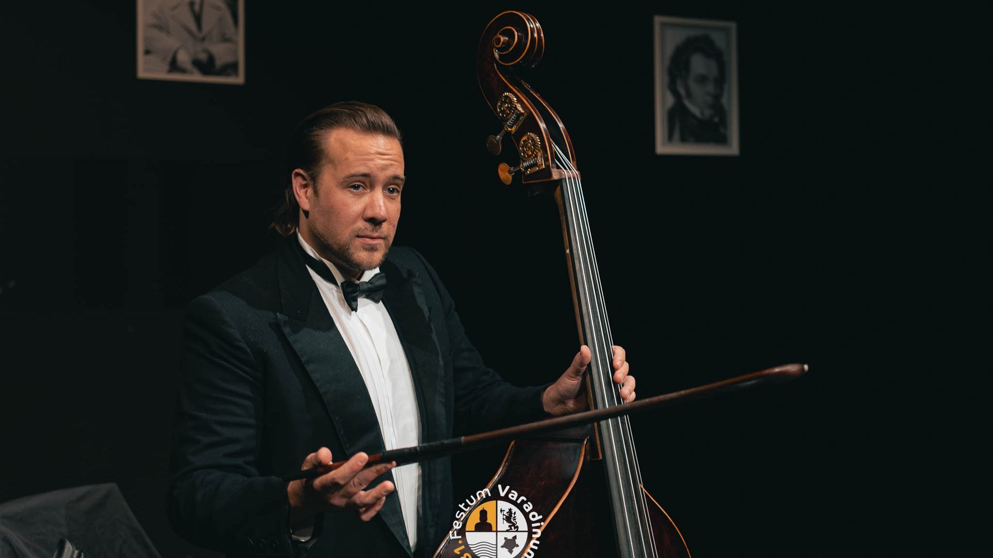 A nagybőgős magányossága koncert előtt