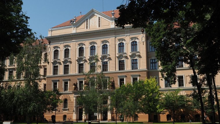 Porcelánbabákat bemutató kiállítás nyílik