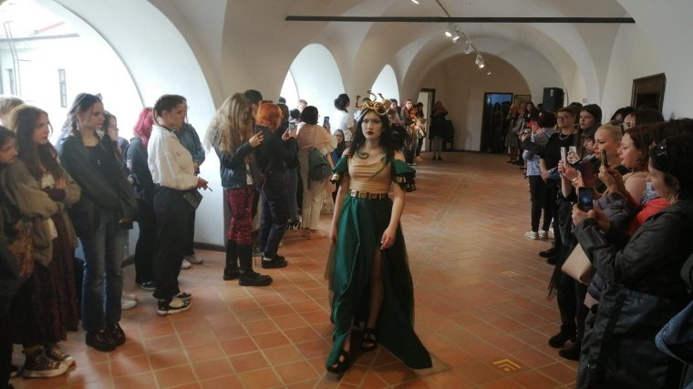 Kiállítás és divatbemutató