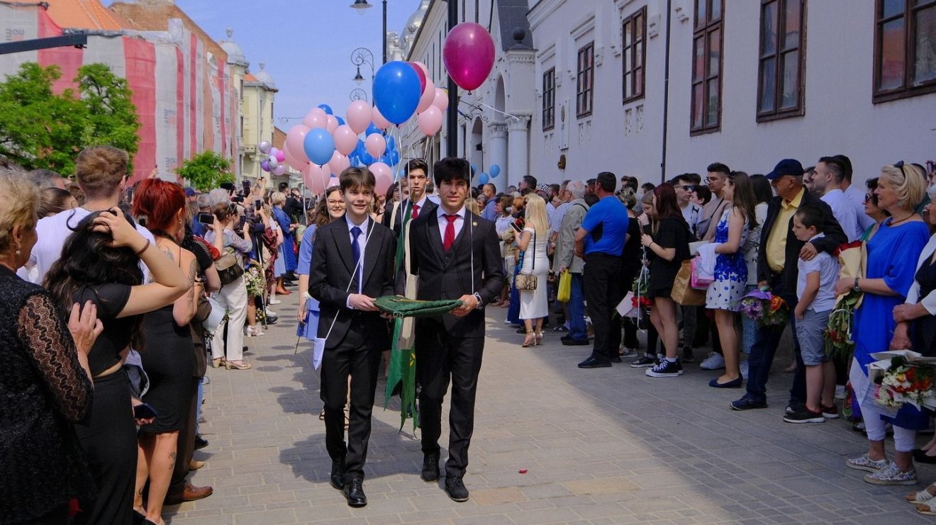 Elballagtak az Ady Endre líceum végzős diákjai