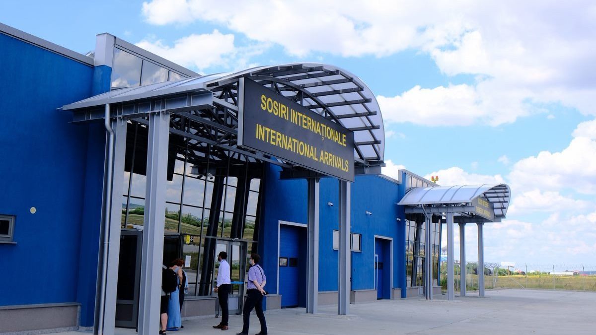 A régi terminálban fogadják az utasokat a váradi reptéren