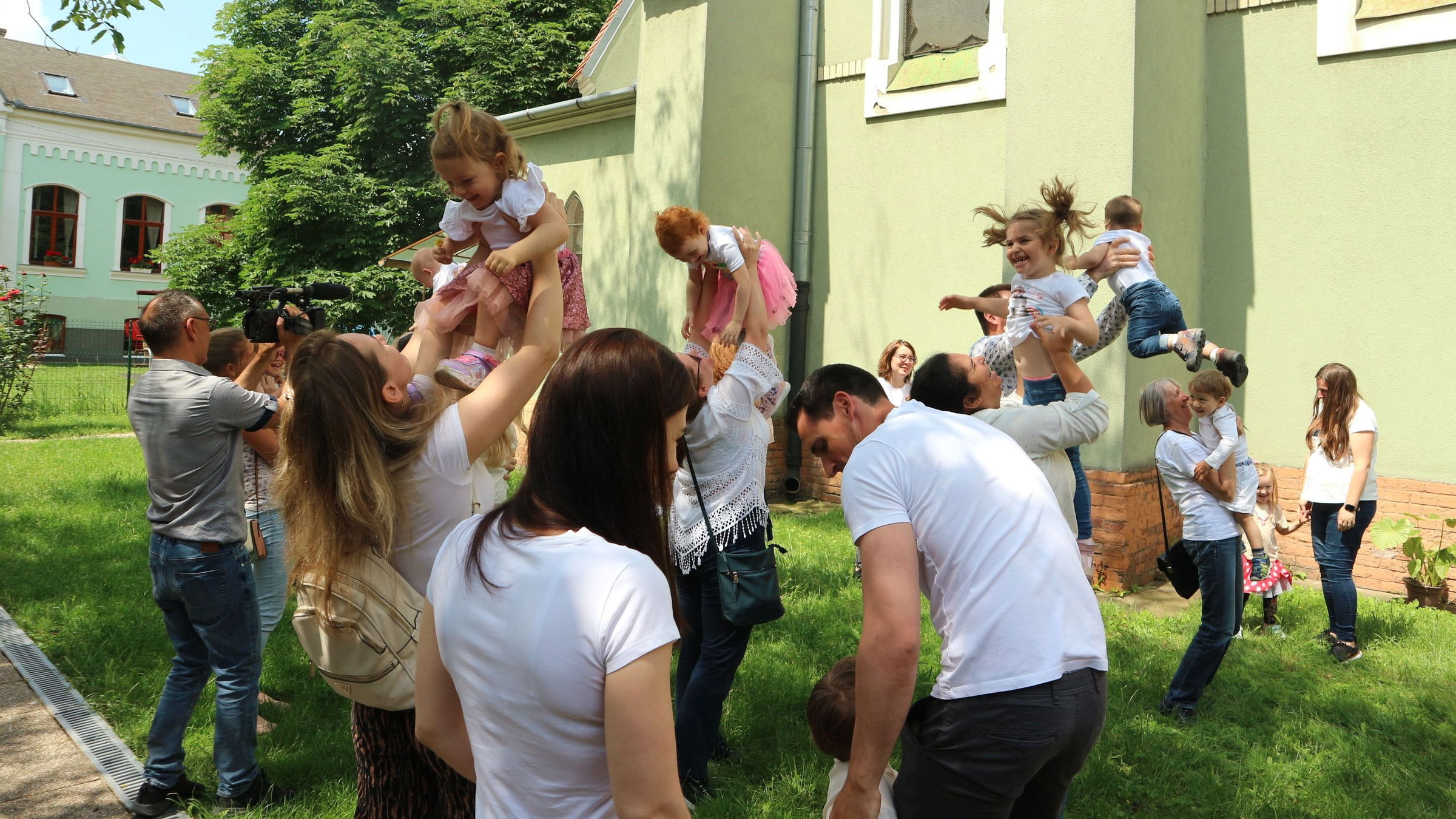 Gyermeket a magasba: körtánc Nagyváradon is