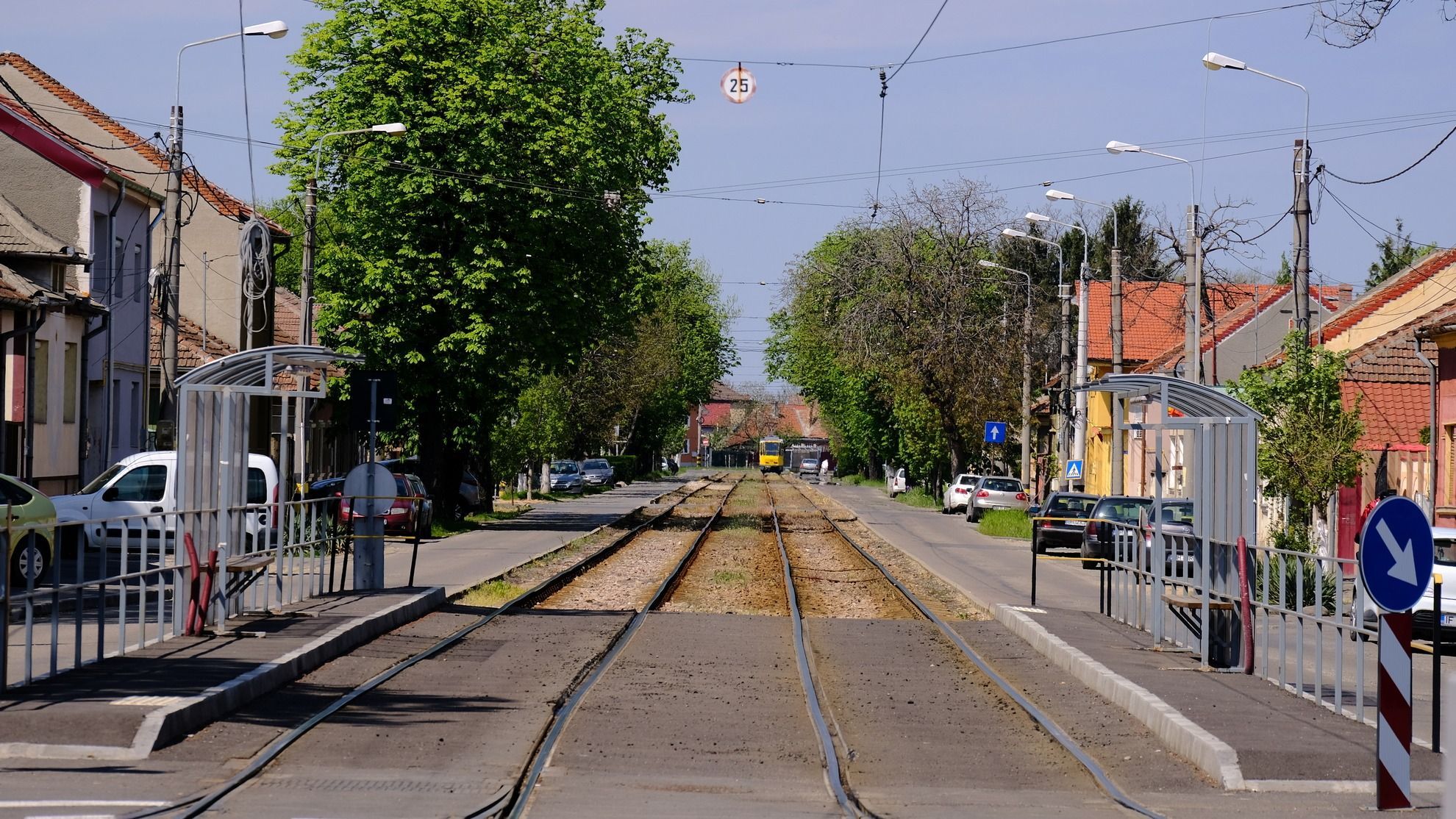 Gumiréteg a sínek mellett