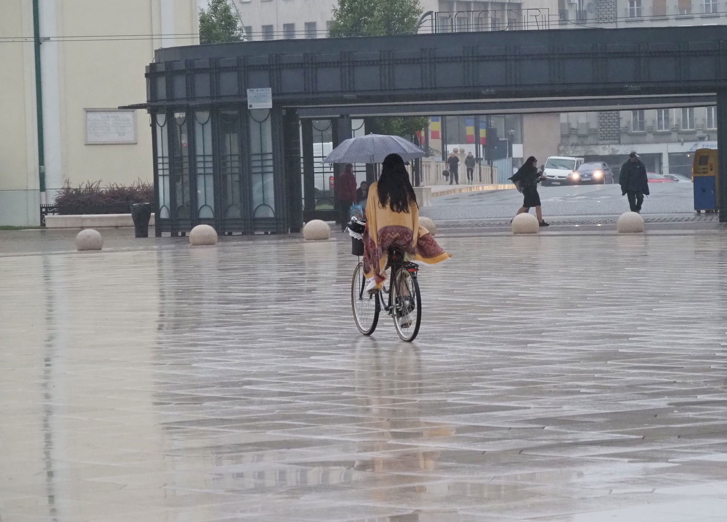 Záporok, zivatarok várhatók hétfő estig az ország 14 megyéjében