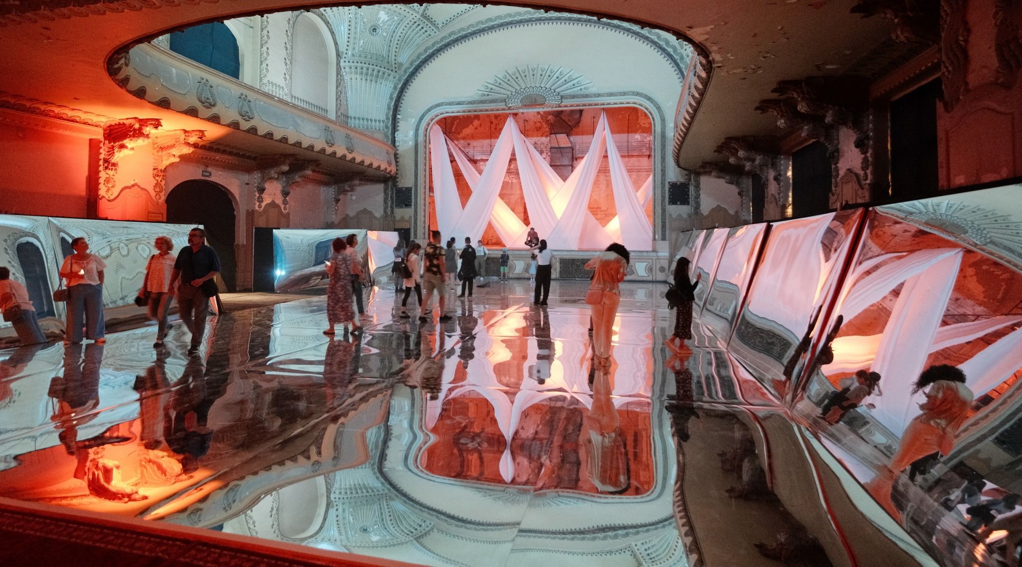 Drónnal és lézerrel megjelenített szecesszió