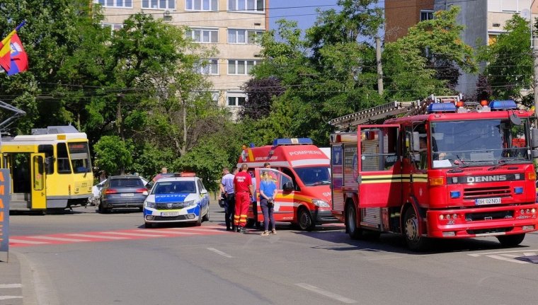 Villamossal koccant egy autó
