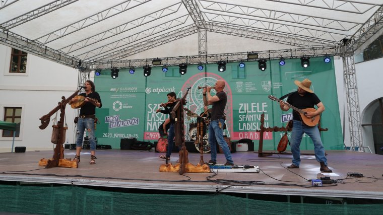 A középkor „hangfutárai” a várbeli színpadon