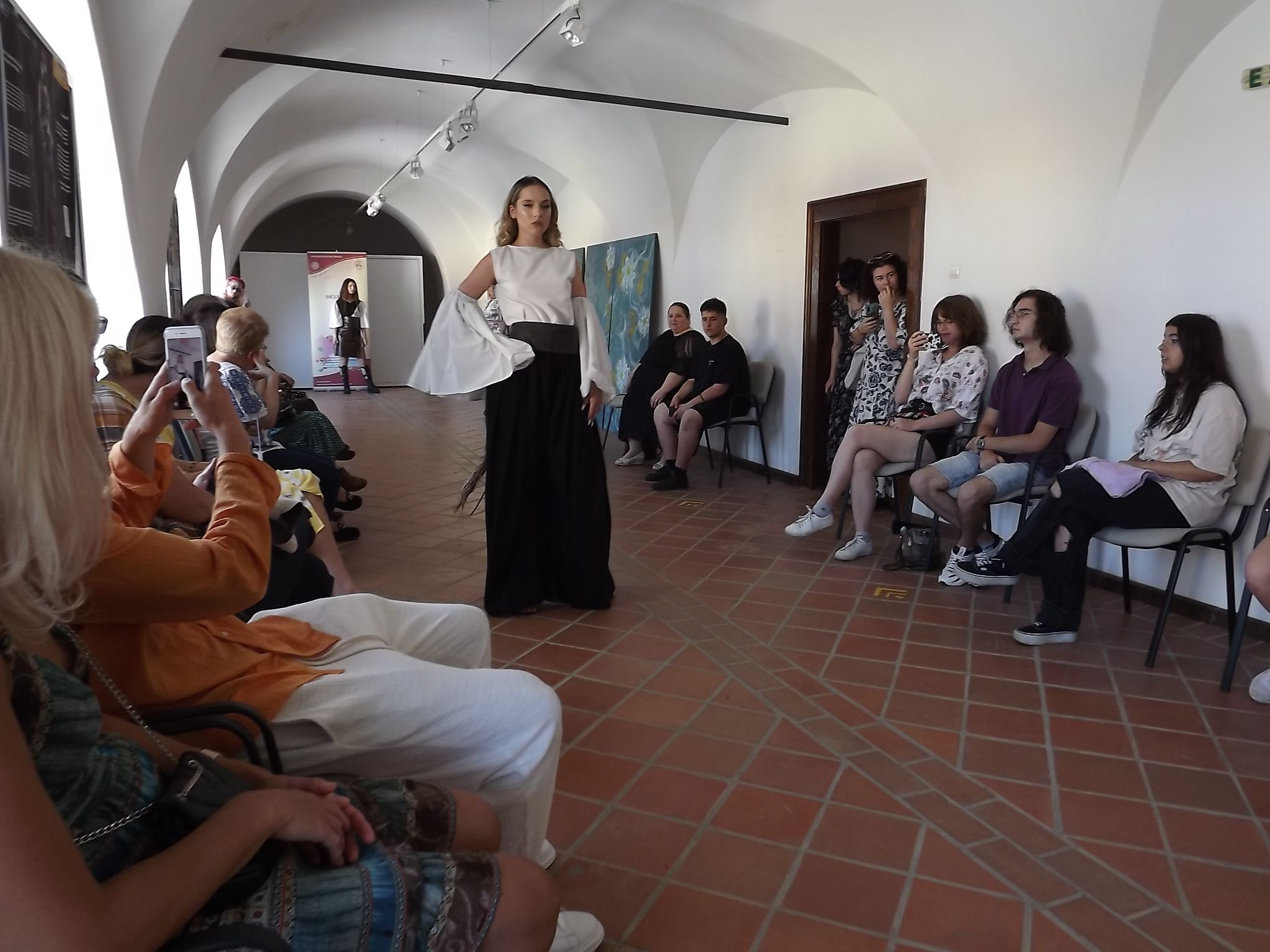 Kiállítást és divatbemutatót szerveztek