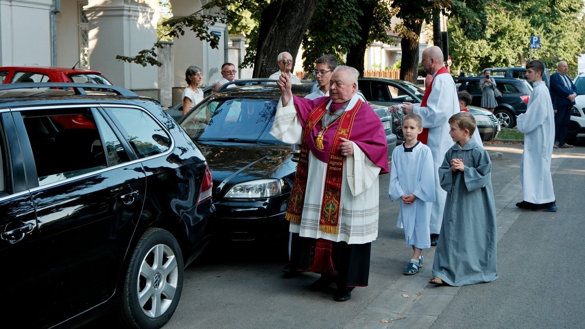 Gépjárműveket áldottak meg a székesegyház mellett