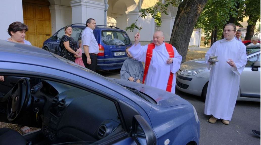 Megáldják a járműveket a váradi Kanonok-soron