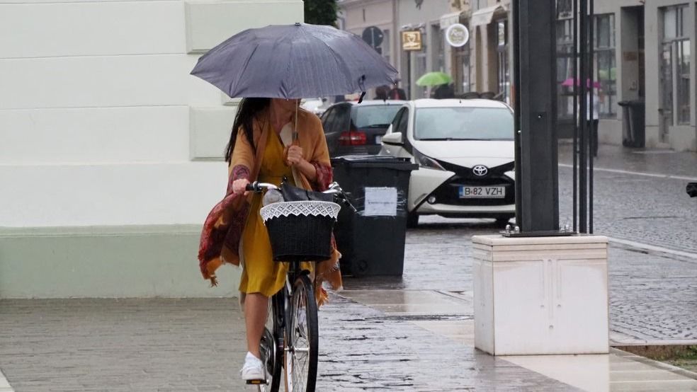 Kilenc megyében viharos lesz az időjárás, az ország többi részében kánikula várható