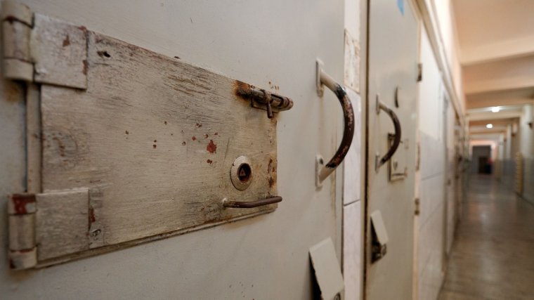 Több mint húsz évre ítélték a barátnőjét meggyilkoló volt egyetemi tanárt Kolozsváron