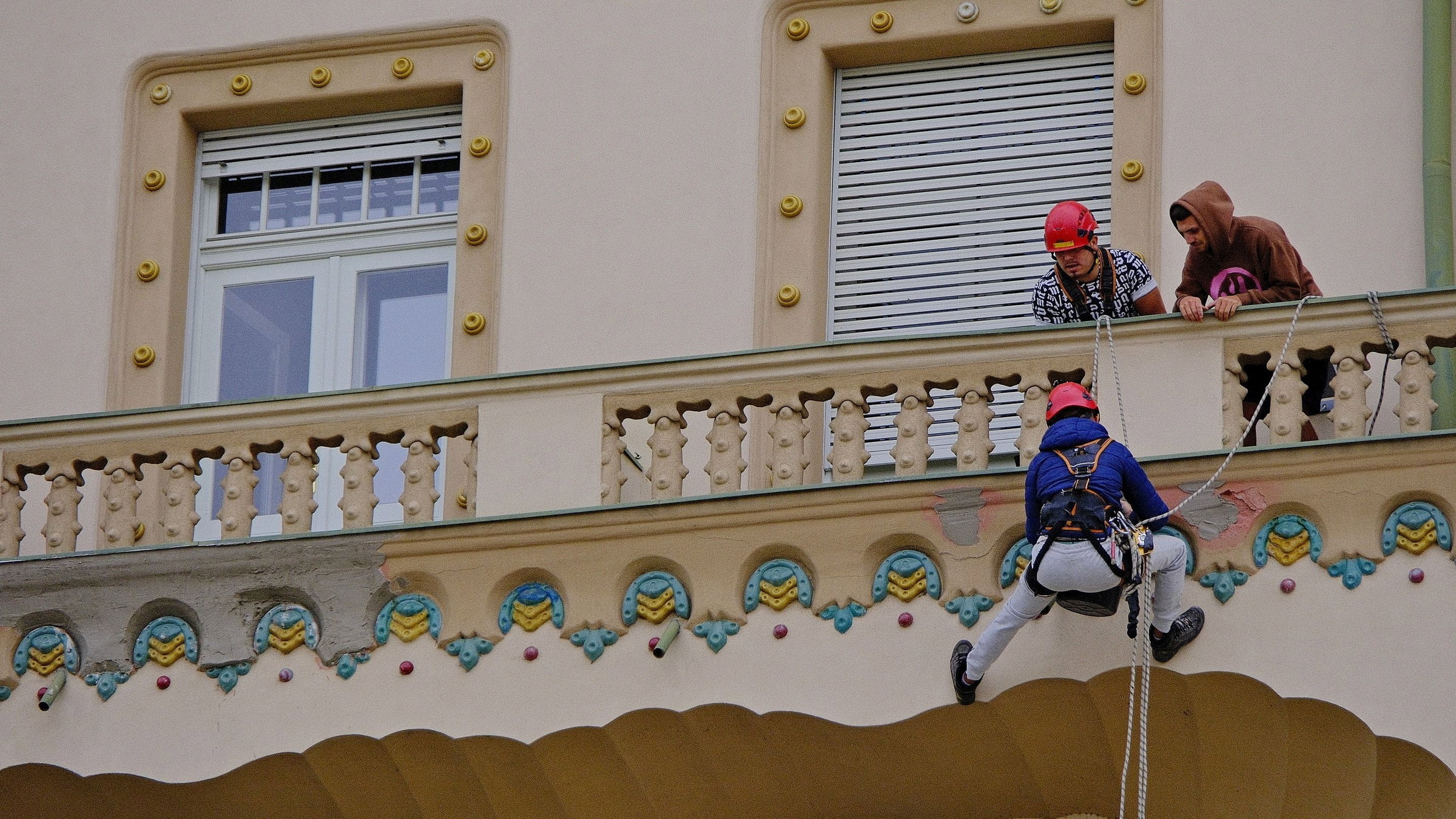 Leesett a vakolat a váradi Sas palotáról