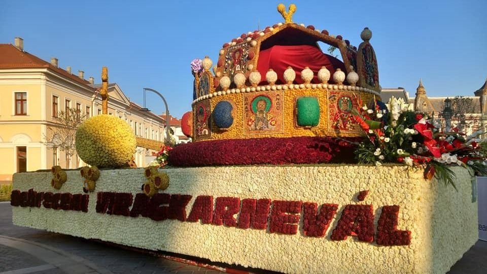 Megérkeztek a virágkocsik Nagyváradra