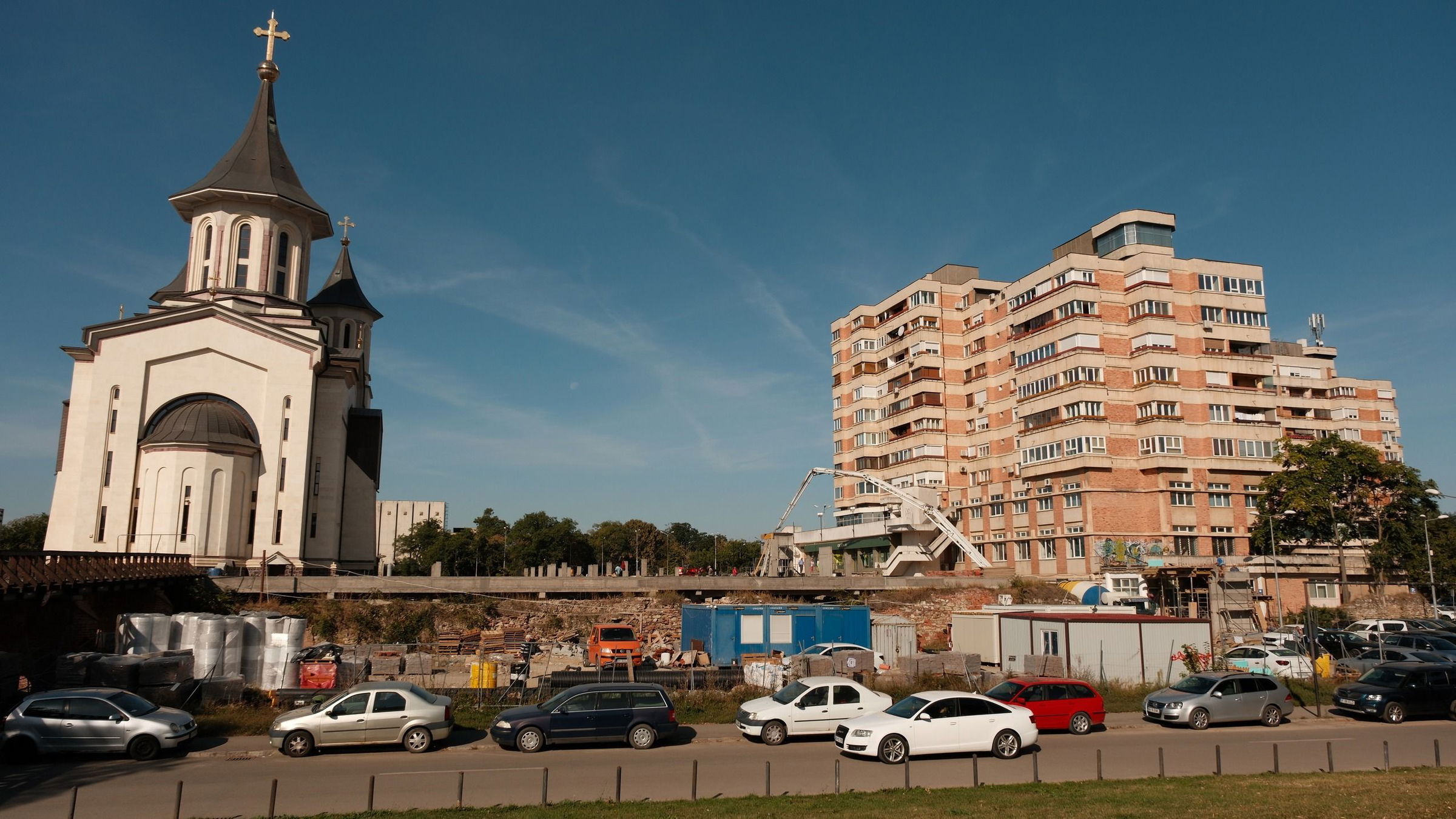 Munkálatokkal „bástyázták” körbe a vár előtti tömbházak lakóit